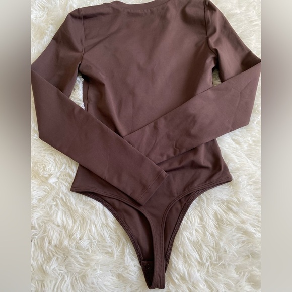 Aritzia Babaton Contour Henley Longsleeve V-neck Bodysuit in  Coffee Bean - Picture 3 of 6